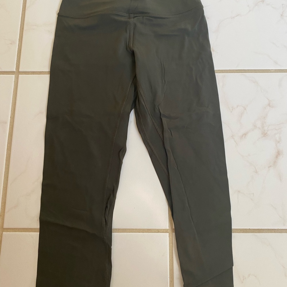 Women’s dark green lululemon align crop leggings